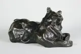 Ours allongé by José-Maria David, Epreuve en bronze à patine noire, sold Dec 2017