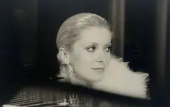 Catherine Deneuve, chanteuse dans “Courage Fuyons”, le film d’Yves Robert by Giancarlo Botti, 1979, Tirage argentique d’époque, copyright du photographe, sold Mar 2025
