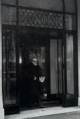 Orson Welles sortant de l’hôtel Plaza à Paris by Francis Apesteguy, 1973, Tirage argentique postérieur, légende manuscrite et copyright du photographe au dos, sold Mar 2025