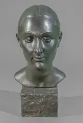 Femme au chignon », modèle créé en 1929 by Claudius Linossier, Plâtre à patine vert antique sur base cubique, sold Sep 2024