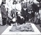 VUE D’UNE MANIFESTATION PIAZZA DUOMO A MILAN by Paolo Barrile, 1970, Tirage photographique noir et blanc, sold Oct 2015