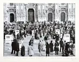 VUE D’UNE MANIFESTATION PIAZZA DUOMO à MILAN by Paolo Barrile, 1970, Tirage photographique noir et blanc, sold Oct 2015