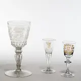 Ein Vivatpokal und zwei Weingläser aus Schloß Juditten (Ostpreußen) by Brandenburgische Glashütten, Um 1700, Glas, mattgeschliffen, geschnitten, teilweise vergoldet, sold May 2013