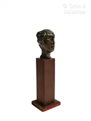 Tête de femme by Blasco Mentor, Bronze à patine brune, socle en bois, sold Jul 2023