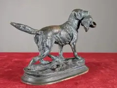 Chien à la bécasse by Édouard Delabrierre, Bronze à patine verte Marqué "n°6" à l'arrière, sold Oct 2026