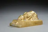 La chat et la souris by Felix Guis, Bronze à patine dorée, sold Mar 2021