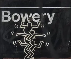 Ohne Titel (Three Stacked Figures) auf New Yorker U-Bahn-Schild der Station 'Bowery' in Lower Mahattan by Keith Haring, 1980, acrylic, sold Jun 2019
