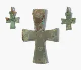 Byzantinisch, ca. 6.–8.Jh by Lot: 3 Brustkreuze, bronze, sold Sep 2024