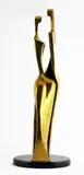 Sans titre - Amoureux by Itzik Benshalom, Bronze à patine dorée, sold Mar 2021