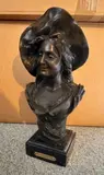 Girl with floppy hat by V. Brunece, Bronze à patine brune signé Sur terrasse en marbre noir, sold Oct 2024
