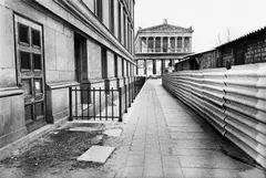 Nationalgalerie Berlin. Undatiert by Evelyn Richter, Silbergelatineabzug, vor 1982, sold May 2017