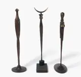 Lot drei Figuren: "Kleine Mondsichelstele", "Stufenpyramidenstele" und "Stele des Salomo by Paul Wunderlich, 1994, bronze, sold Dec 2023