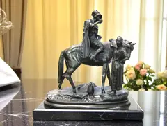 Le Rafraîchissement by Emile Guillemin, bronze représentant un Bédouin à cheval buvant dans un récipient, sold Jul 2025