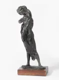 Frauenakt sich leicht bedeckend by Augusto Murer, 1979, bronze, offered Jun 2022