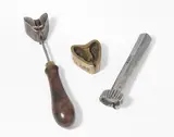 19.Jh by Lot: Prägeeisen (fer à gaufrer) und Stanzeisen, bronze, sold Mar 2021