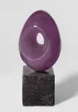 Ohne Titel by Lucien Wercollier, Violettes Glas, mit Granitsockel. Höhe (mit Sockel): 20,7 cm (8 ⅛ in.), sold Jan 2024