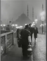 'Salep' Seller in early morning light on the old Galata Bridge by Ara Güler, 1957, Späterer Silbergelatineabzug, sold Oct 2025