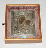 Russisch, Ende 19.Jh by Gottesmutter von Kasan mit Silberoklad in Kiyot, tempera, sold Mar 2019