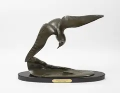 Mouette au-dessus des flots by Irénée Rochard, Épreuve en bronze à patine brune nuancée, sold Jan 2022