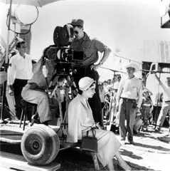 Elizabeth Taylor on the Set of 'Giants', Marfa, Texas by Sid Avery, 1955, Späterer Silbergelatineabzug. Agfa-Papier, sold May 2019