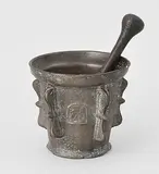 Frankreich, 16./17.Jh by Mörser mit Pistill, bronze, sold Mar 2018
