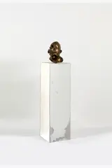 Sans titre by Julian Hoeber, 2008, Bronze à patine dorée reposant sur un socle en miroir, sold Jun 2025