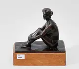 Sitzender, weiblicher Akt mit angwinkelten Knien by Frederic Storck, bronze, sold Sep 2014