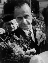 katja & thomas mann goethejahr weimar“, aus der Serie „deutschlands emigranten by Stefan Moses, 1949, Späterer Silbergelatineabzug, sold Jun 2021