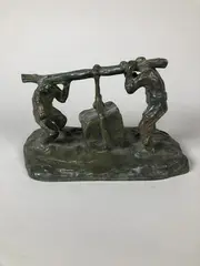 Les carriers by Victor Demanet, Épreuve en bronze à patine verte, sold Jun 2022