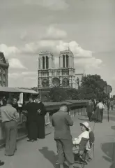 “Bouquiniste de Notre-Dame, Quai des Grands Augustins”, Paris by Maurice Bonnel, 1956, Tirage argentique postérieur sur papier baryté, crédit du photographe, sold Oct 2026