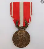 Rare médaille du modèle Carlier & Tsudin. En by France Médaille de la Valeur Militaire, Bronze, sold Sep 2022