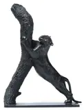 Panthère griffant sur un arbre by Georges Lucien Guyot, Épreuve en bronze patiné, sold Jun 2011