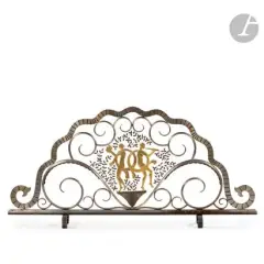 Joueur de aulos et joueuse de cymbales parmi une végétation stylisée, légère variante du fronton de la grille présentée à l’Hôtel du Collectionneur (Groupe Ruhl by Edgar Brandt, Épreuve en fer forgé patiné et poli ; les motifs titre au centre et en bronze doré, sold Jun 2022