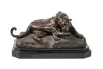 Panthère se léchant la patte by Charles Valton, Bronze à patine brune sur une terrasse en pierre, sold Nov 2025