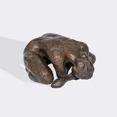 Kauernde by Edgar Augustin, 1986, Bronze, braungrün patiniert, sold Mar 2026