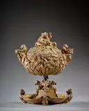 Grand porte-cigares à décor d'ours, de singes, de feuilles et fleurs de tabac by Christophe Fratin, Bronze à patine brun doré, sold Sep 2026