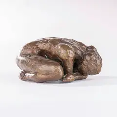 Kauernde by Edgar Augustin, 1986, Bronze, braungrün patiniert, sold Sep 2024