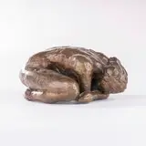 Kauernde by Edgar Augustin, 1986, Bronze, braungrün patiniert, sold Sep 2024