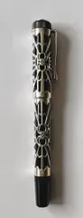 Stylo plume by Montblanc - Octavian, Système de remplissage à piston. Plume en or jaune 18k (traces de rhodiage) gravée d'une araignée, plume fine., sold Jan 2025