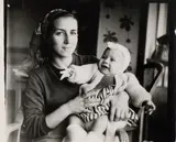 Françoise Gilot et Paloma Picasso, 1949 by dit Michel Sima Michal Smajewski, Signées et annotées au crayon par son fils Pierre Sima aux versos, sold Jun 2025