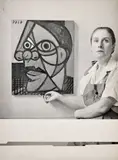 Dora Maar à côté d'un portrait de Pablo Picasso (1937), c. 1950 by dit Michel Sima Michal Smajewski, Épreuve argentique d'époque, sold Jun 2025