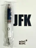 STYLO PLUME NEUF DANS SON EMBALLAGE NON OUVERT by Montblanc – Jfk, Capuchon fermant par vis, système de remplissage par piston. Plume en or 18k bicolore taille M gravée d'une bouée de sau, offered Nov 2025