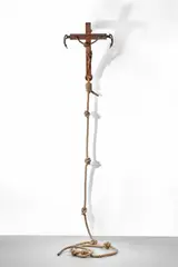 Grappling Hook by Banksy, 2017, Bois, gomme-laque, acrylique, aluminium, polyuréthane, corde de chanvre synthétique et acier, sold Apr 2024