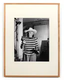 Pablo Picasso avec le revolver et le chapeau offerts par Gary Cooper - Cannes, 1958 by André Villers, Épreuve argentique (c. 2000), sold May 2023