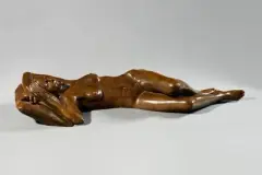 Nu allongé by Béatrice Bissara, Bronze à patine nuancée, sold Jun 2023