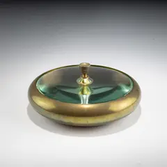 Deckeldose by Pietro Chiesa, um 1938, Messingblech, leicht grünlich schimmerndes Glas (Fontana Arte, Mailand), sold Oct 2026