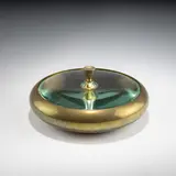 Deckeldose by Pietro Chiesa, um 1938, Messingblech, leicht grünlich schimmerndes Glas (Fontana Arte, Mailand), sold Oct 2026