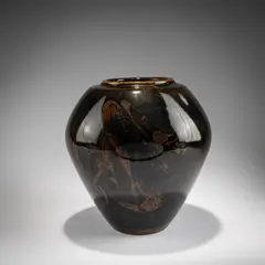 Vase by Nils Thorsson, 1959, Steinzeug, Temmuko-Glasur mit eisenbrauner Tuschpinselmalerei (KPM, Kopenhagen), offered Oct 2026