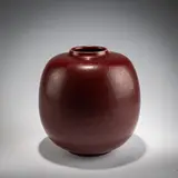 Vase by Kresten Bloch, 1963, Steinzeug, ochsenblutrote Scharffeuerglasur (KPM Kopenhagen), sold Oct 2026