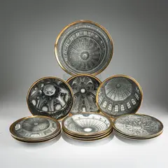 Vierzehn Teller aus der Serie 'Cupole d'Italia' by Piero Fornasetti, 1950, Fornasetti, Mailand (Ø 24,5 - 30,5 cm), offered Oct 2026